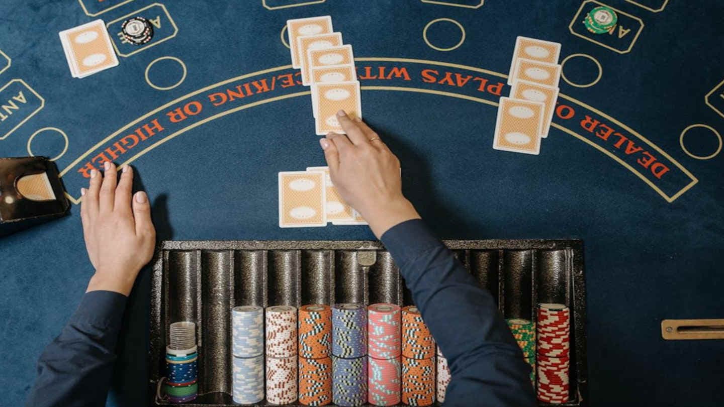 Live Casino Pros and Cons: Is It Worth Your Bet?