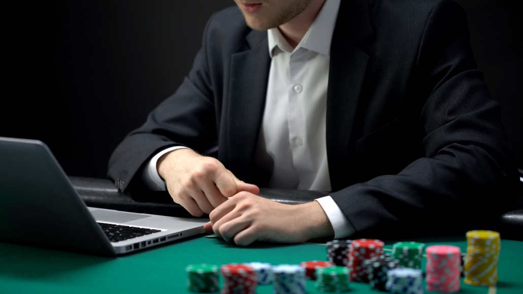 How do online casinos make money on poker